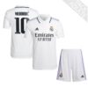 10256 PACK REAL MADRID DOMICILE MODRIC. ENSEMBLE ADULTE MAILLOT ET SHORT 2022 2023